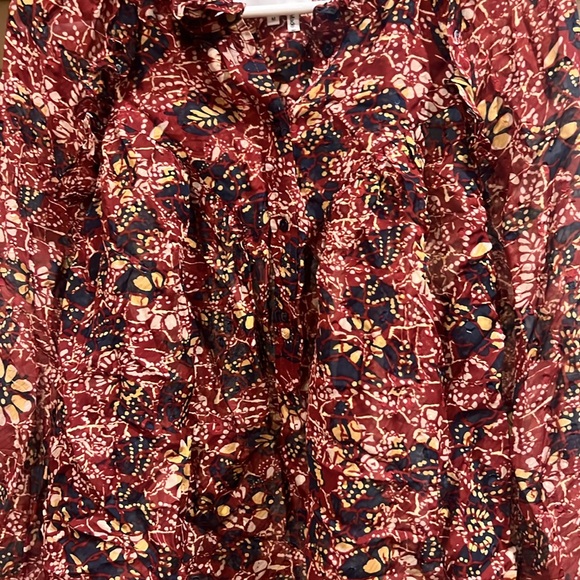 bash pullover top with burgundy base. Small flowers with 3d effect. Buttoned - Picture 2 of 7